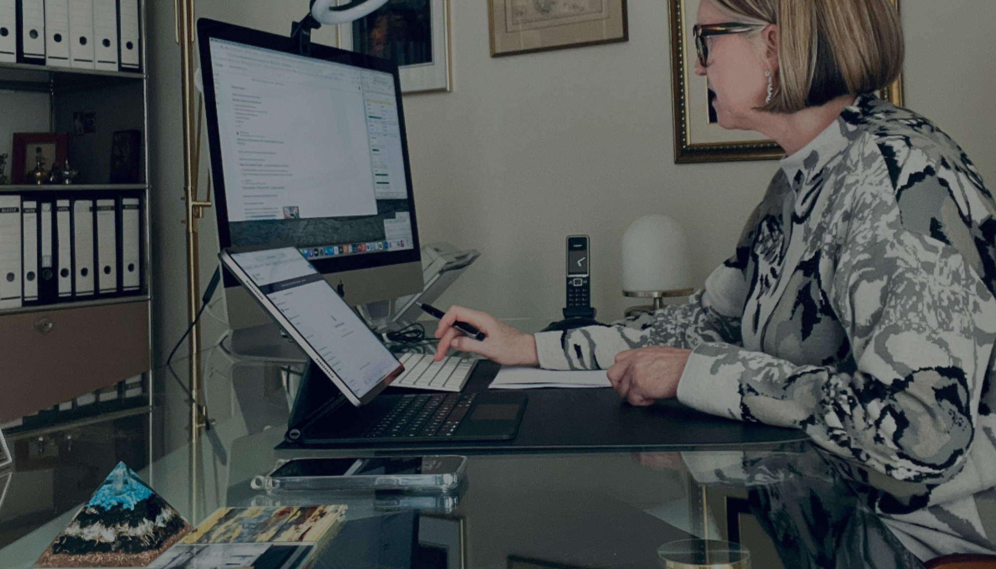 Frau Gawron in ihrem Büro bei der Recherche für die Engpassanalyse Beratung